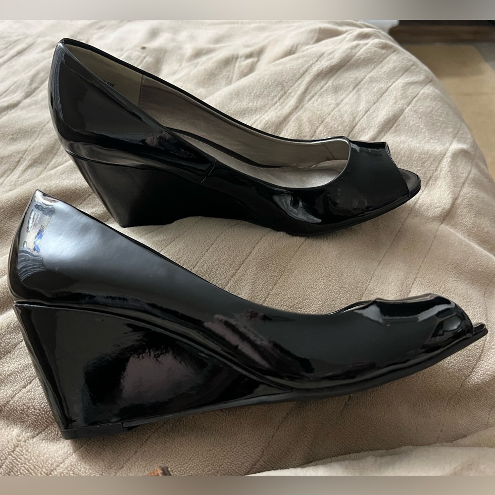 New Chinese Laundry 9.5 wide Black Peep toe Patent Leather Wedges